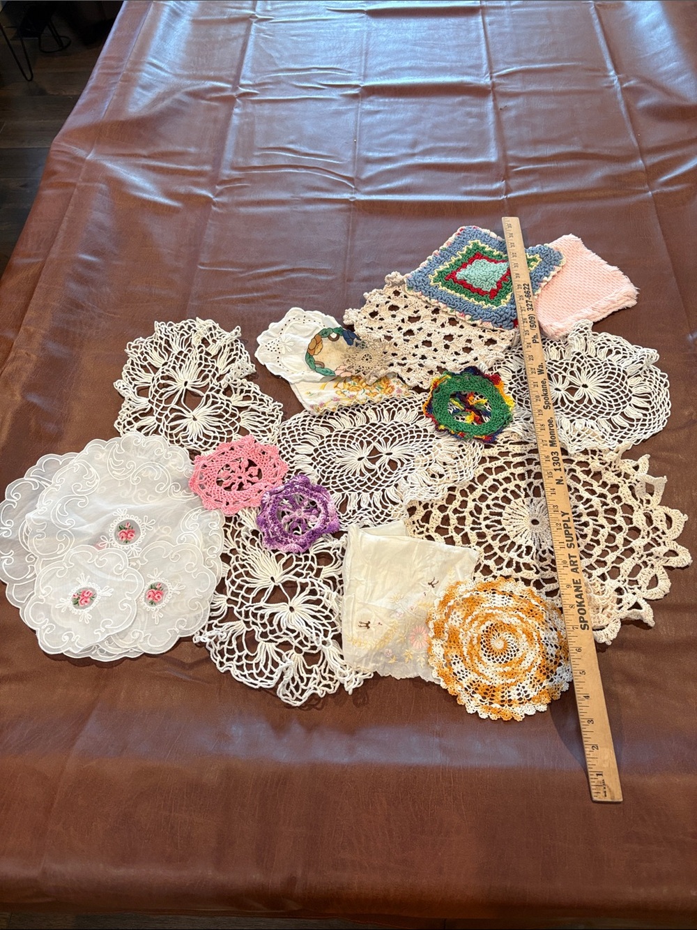 Lot of vintage doilies and linens - Picture 2 of 5